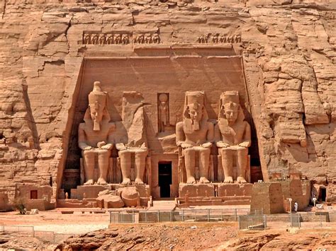 การก่อสร้างวัด Abu Simbel: สัญลักษณ์แห่งอำนาจของฟาโรห์รามเสสที่ 2 และความยิ่งใหญ่ของอารยธรรมอียิปต์โบราณ